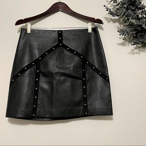💋 BCBG Faux Leather Mini Skirt with Suede Details, Size M